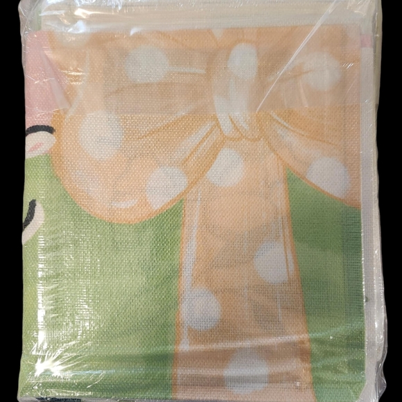 18x18 Set of 4 Easter Pillowcases. Good for indoor or outdoor use - Picture 3 of 4